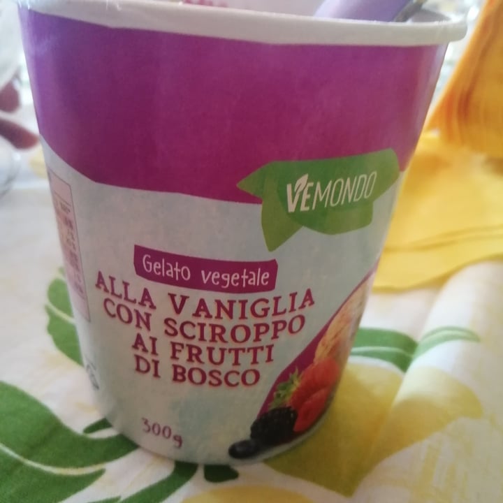 photo of Vemondo gelato Vegetale Alla Vaniglia Con Sciroppo Ai Frutti di Bosco shared by @carlottadea on  15 Jul 2022 - review