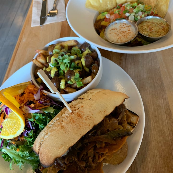 photo of Lola Rosa Place des Arts Poutine Vegan shared by @serecapu on  07 May 2022 - review