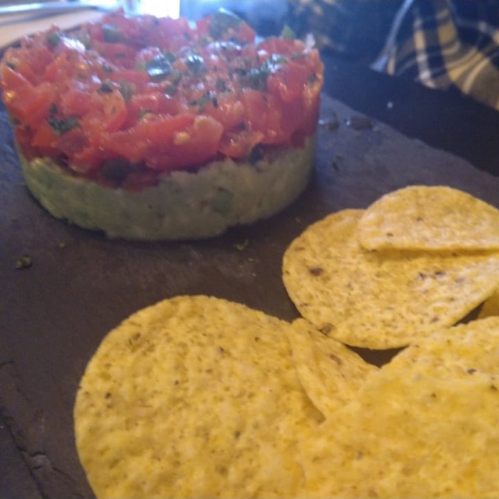 photo of Restaurante Alive Nachos con cheddar vegano y guacamole shared by @dorian_hyde on  18 Feb 2021 - review