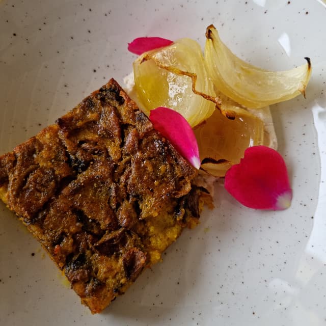 「Frittata di ceci e funghi, cremoso alla mandorla e cipolla」の料理の写真