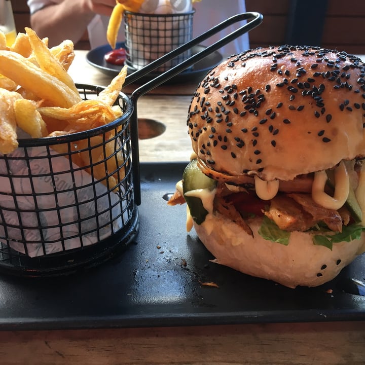 photo of Hudsons The Burger Joint (Claremont) The Frontline Worker Burger shared by @sehbear on  14 Dec 2020 - review