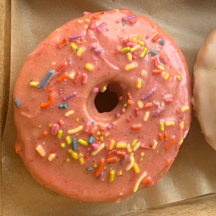 photo of Rainbow Bakery Homer Donut shared by @moozoogabba on  20 Aug 2022 - review