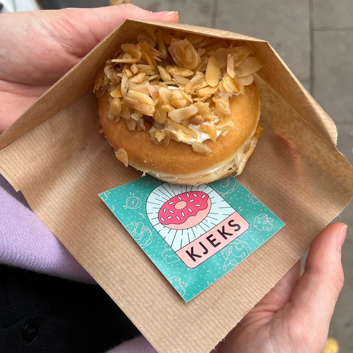 review photo of Kjeks - Vegan Cakeshop Bienenstich Donut shared by @maikmoeller on 29 Oct 2022 - review