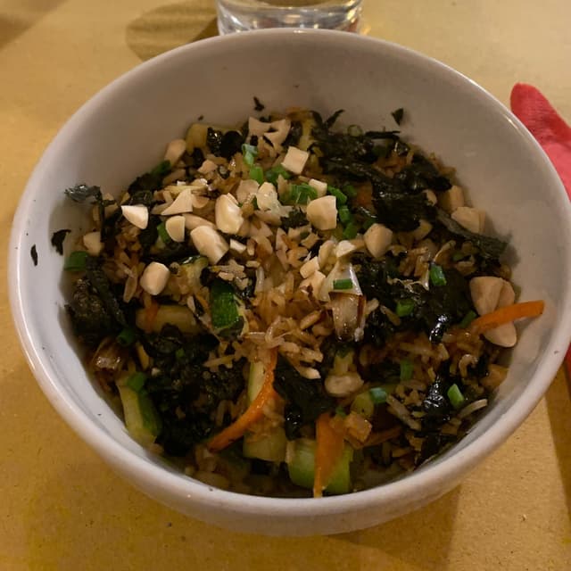 Foto do prato “Riso saltato, verdure croccanti, salsa di soia, mandorle e alga nori”