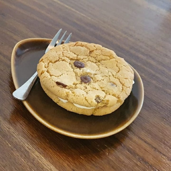 review photo of Vedi White Chocolate Cookie Sandwich shared by @fxrrah on 23 Sep 2020 - review