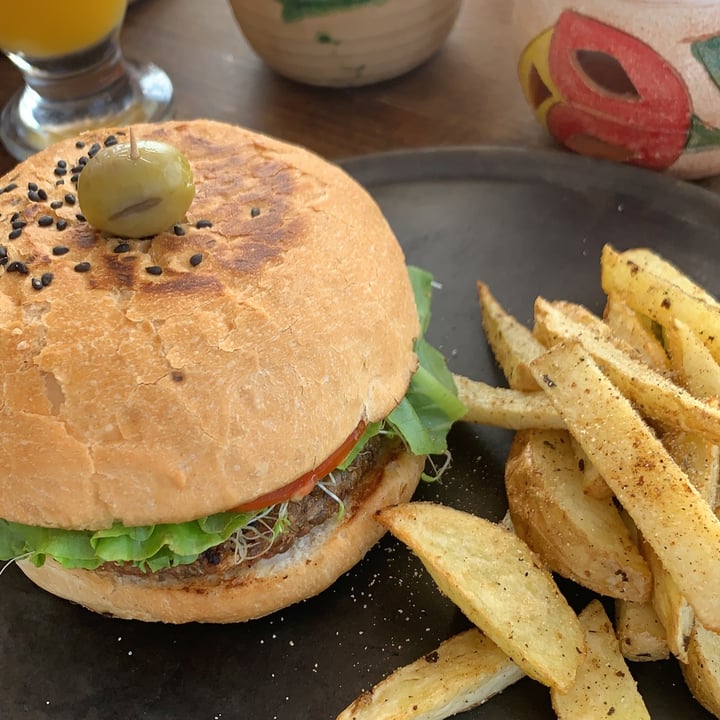 photo of Los Muchitos Comida Vegana Hamburguesa de lentejas shared by @mirandxlynnx on  11 Jun 2022 - review