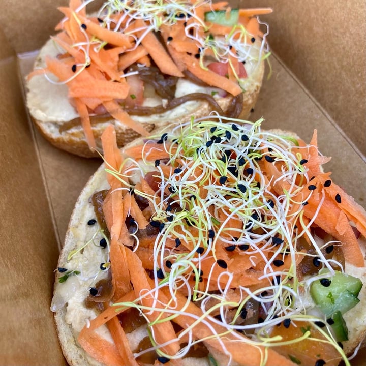 photo of Kleinsky's DELICATESSEN Hummus shared by @ctveganreviews on  28 Aug 2022 - review