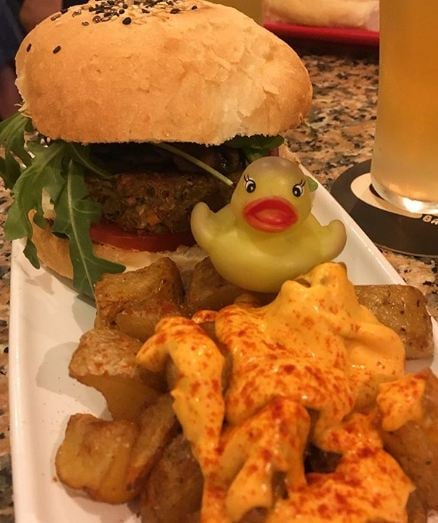 photo of VeganCatBar Black Cat Burger shared by @patitovegan on  02 Mar 2020 - review