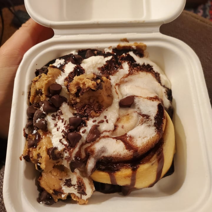 photo of Cinnaholic Victoria Cookie Monster cinnamon bun shared by @rosiesully on  11 Nov 2021 - review