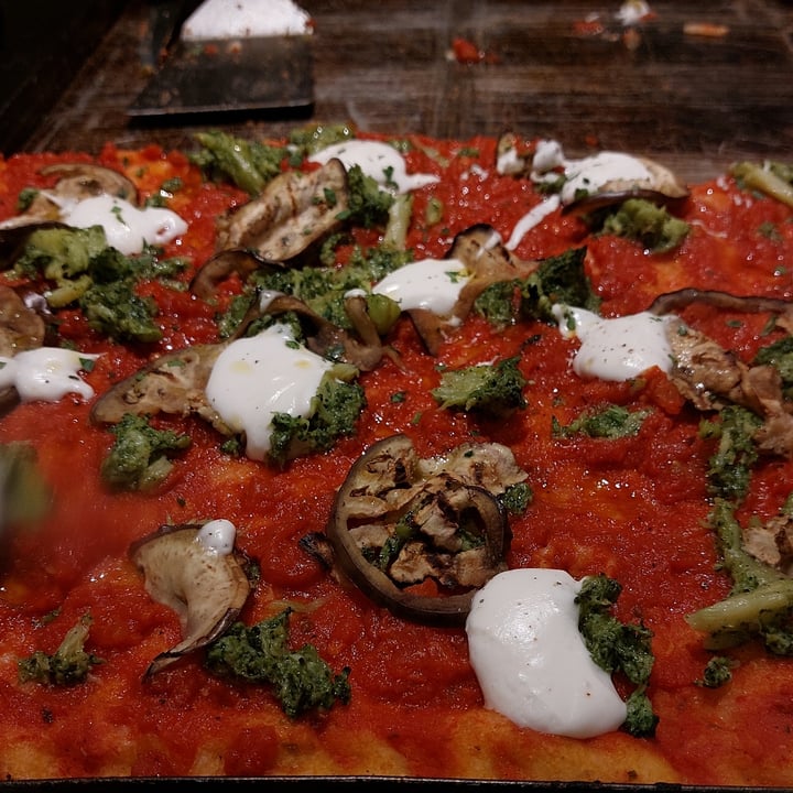 photo of IL LOCA Pizza a Taglio Rossa con broccoli,  funghi e stracchino shared by @wandavetveg on  28 Apr 2022 - review