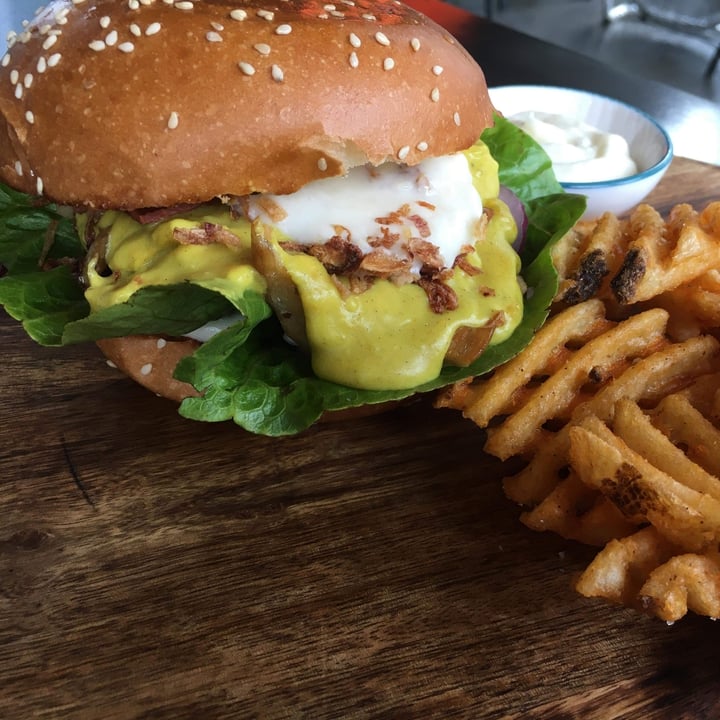 photo of Lisica Cafe Chikn Burger shared by @itsrvh on  03 Jul 2020 - review