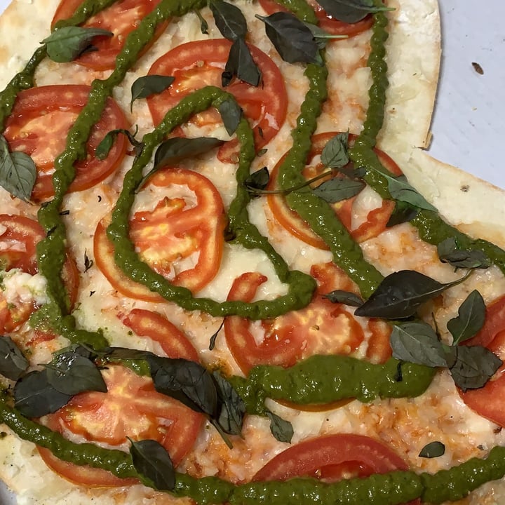 photo of Pura Pizza Fit Ipanema pizza de marguerita e pesto (Queijo Veg) shared by @flavillarejo on  13 Jun 2022 - review