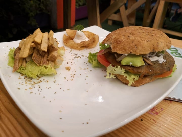 review photo of VEGAN HOUSE Queen burger shared by @dmendoza10 on 01 May 2019 - review