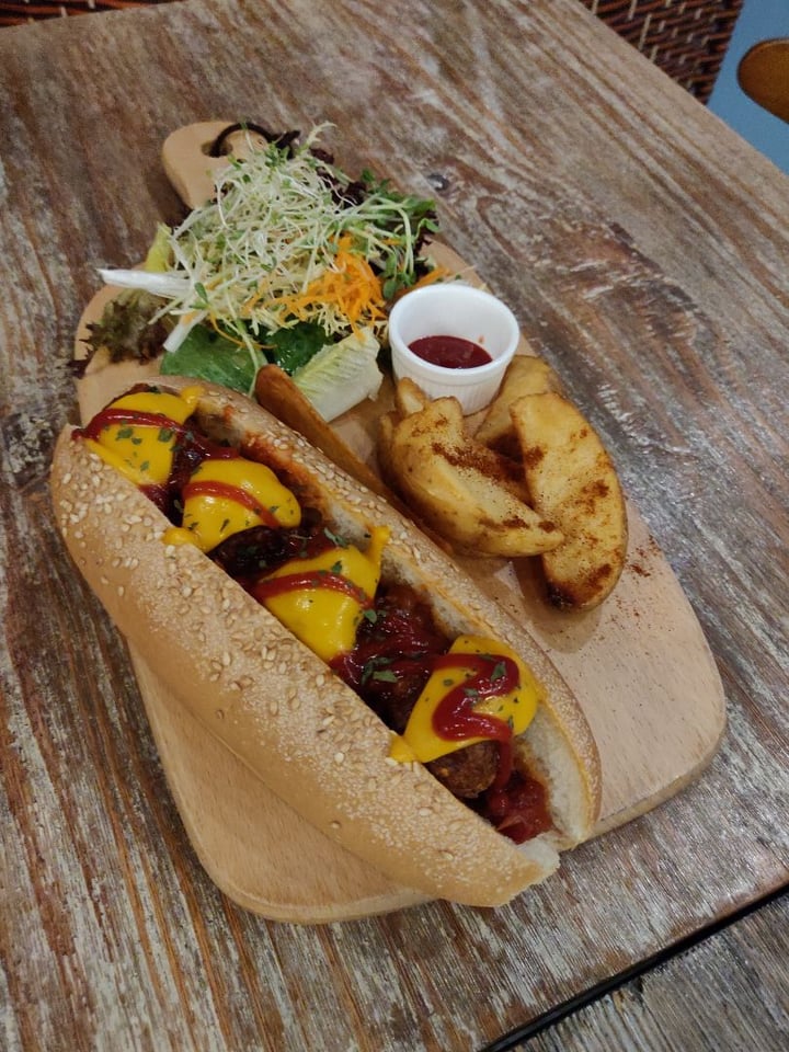 photo of LN Fortunate Coffee Vegan Cheese Hot Dog with Green Salad & Fried Potato Wedges shared by @hownowbrownkow on  03 May 2019 - review