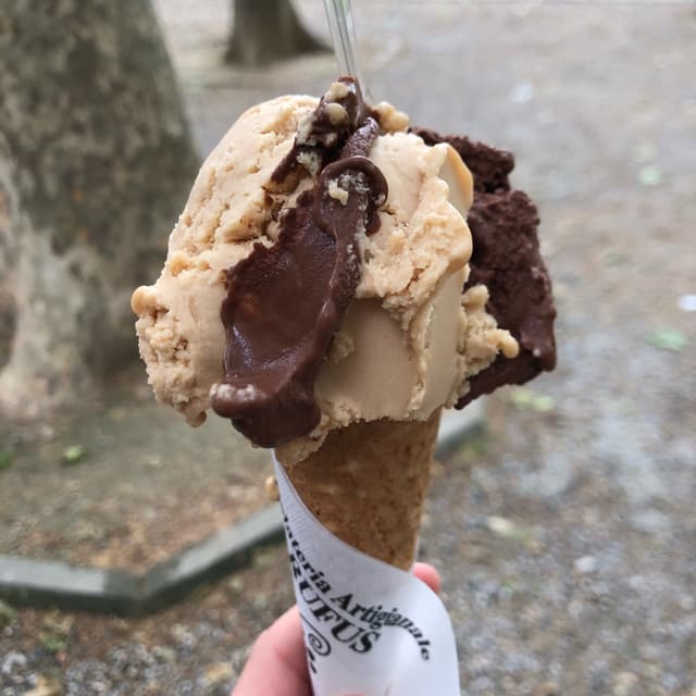 「cioccolato fondente e nocciola」の料理の写真