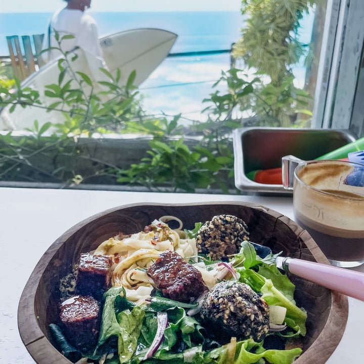 review photo of Moo-Lu's Lg Salad shared by @huminahummus on 26 Oct 2021 - review