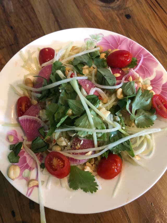 菜肴“Green Papaya Salad”的照片