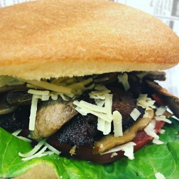 photo of Veggie Burger Hamburguesa de pollo vegano shared by @desdeees on  03 Nov 2020 - review