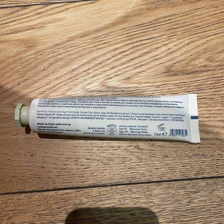 review photo of La Saponaria Dentifricio Wonderwhite Menta&Carbone shared by @erikarabbi on 06 May 2022 - review