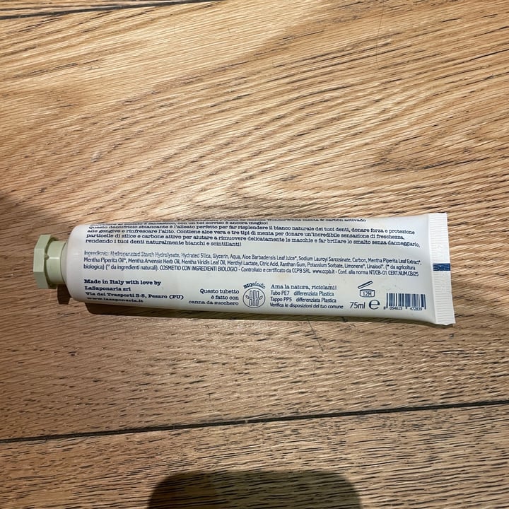 photo of La Saponaria Dentifricio Wonderwhite Menta&Carbone shared by @erikarabbi on  06 May 2022 - review