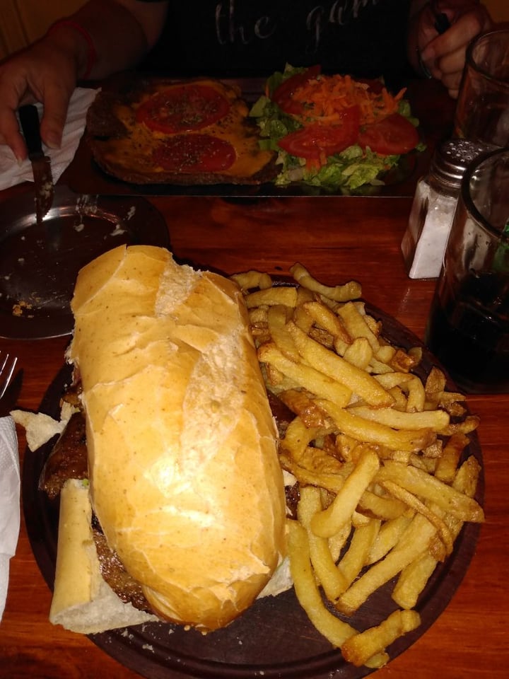 photo of La Reverde Parrillita Vegana Seitán ahumado con Papas Fritas shared by @rodanilo1972 on  03 Jan 2020 - review