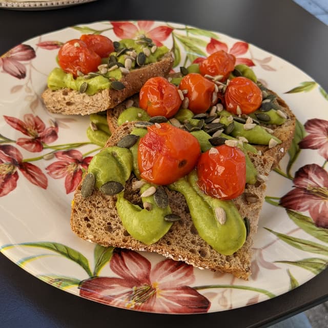 「Avocado toast」の料理の写真