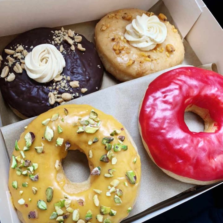 photo of VegAmazing Doughnuts Caja de cuatro donuts shared by @veganagram on  25 Apr 2022 - review