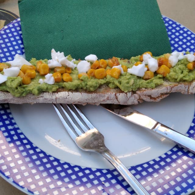 菜肴“Tosta De Aguacate Con Queso Feta(vegan) Y Maíz”的照片