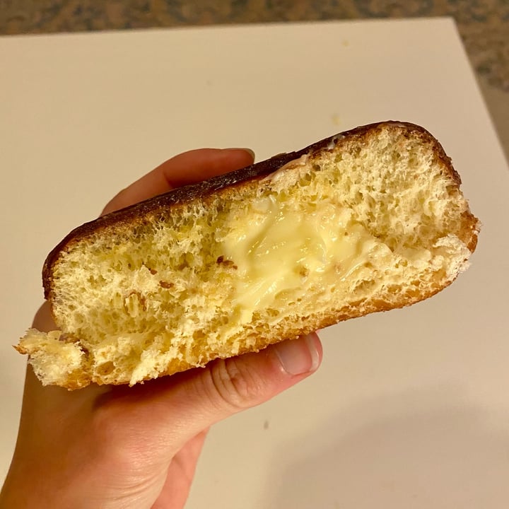 photo of Voodoo Doughnut - Broadway Vegan Portland Cream shared by @curvycarbivore on  07 Jan 2022 - review
