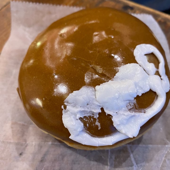 photo of Voodoo Doughnut - Broadway Maple cream shared by @nathlena19 on  15 Apr 2022 - review