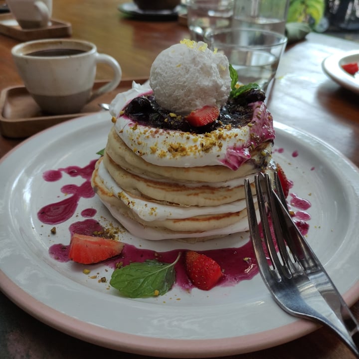 photo of Manggis in Canggu Blueberry Lemon-Cream Pancakes shared by @stefietokee on  14 May 2022 - review