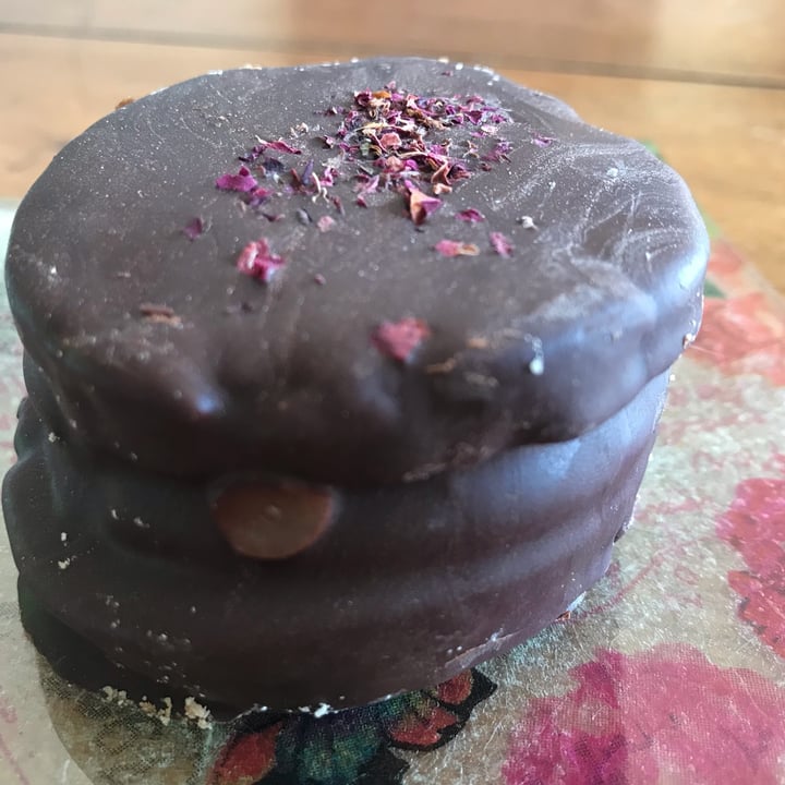review photo of Vica Plant Based Alfajor De Chocolate Con Dulce De Batata Y Corazón De Frambuesa shared by @ladybiird on 26 Sep 2022 - review