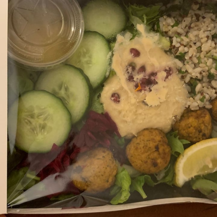 photo of Pret A Manger Humous & Falafel Mezze Salad shared by @elibratti on  10 May 2022 - review