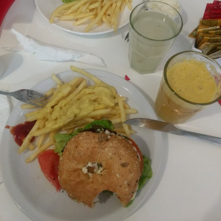 review photo of Loving Hut Microcentro Hamburguesa de Hongos shared by @cintiabowie on 01 Nov 2020 - review