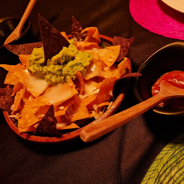 photo of La Chilanga Totopos con guacamole y queso vegano shared by @fumateelviento on  11 Feb 2022 - review
