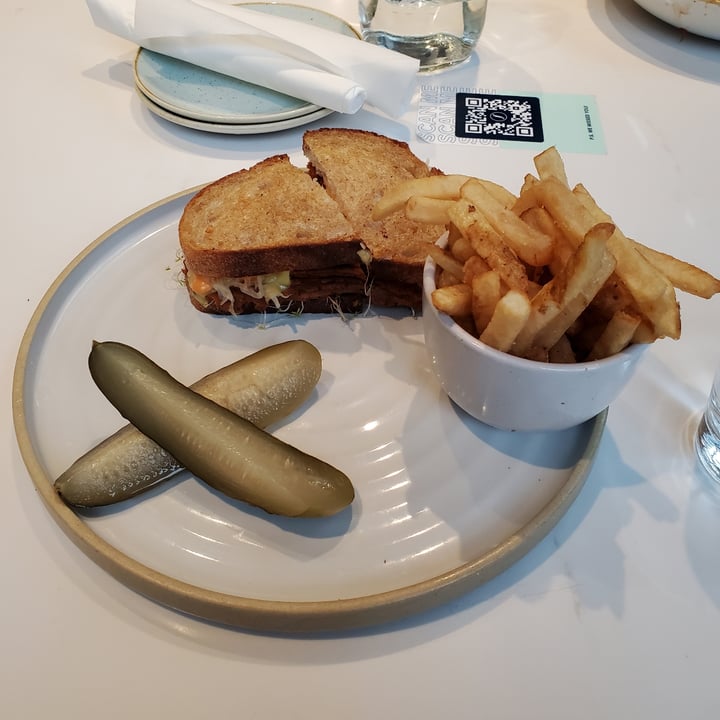 review photo of Fresh on Eglinton Reuben Sandwich shared by @eveirl on 28 Nov 2021 - review