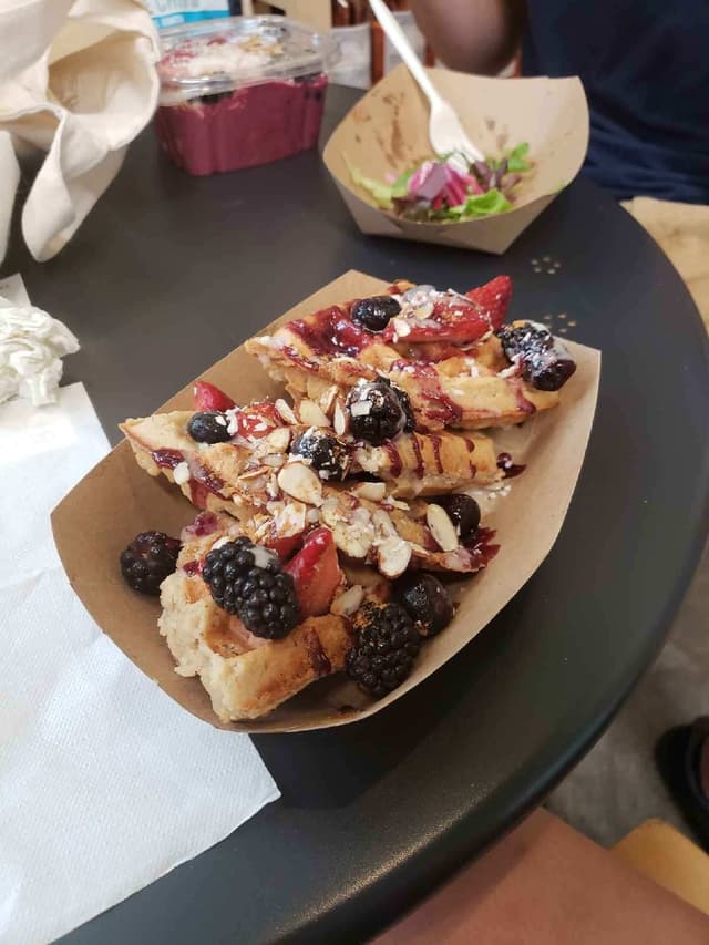 Photo du plat “Almond Berry Waffle”