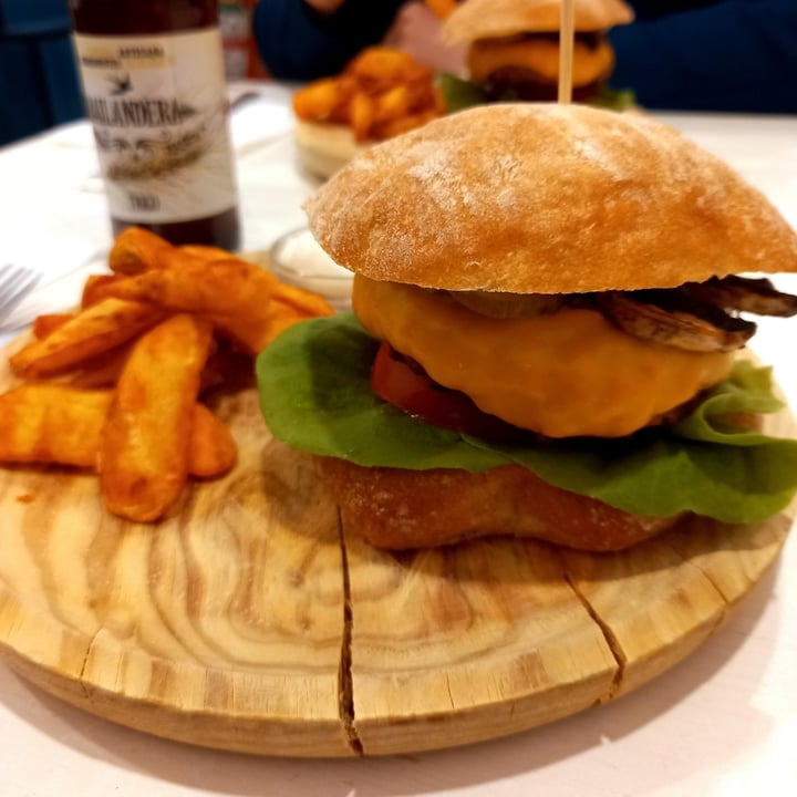 review photo of La Oveja Negra taberna vegana. Beyond Burger shared by @mariegreen on 18 Dec 2021 - review