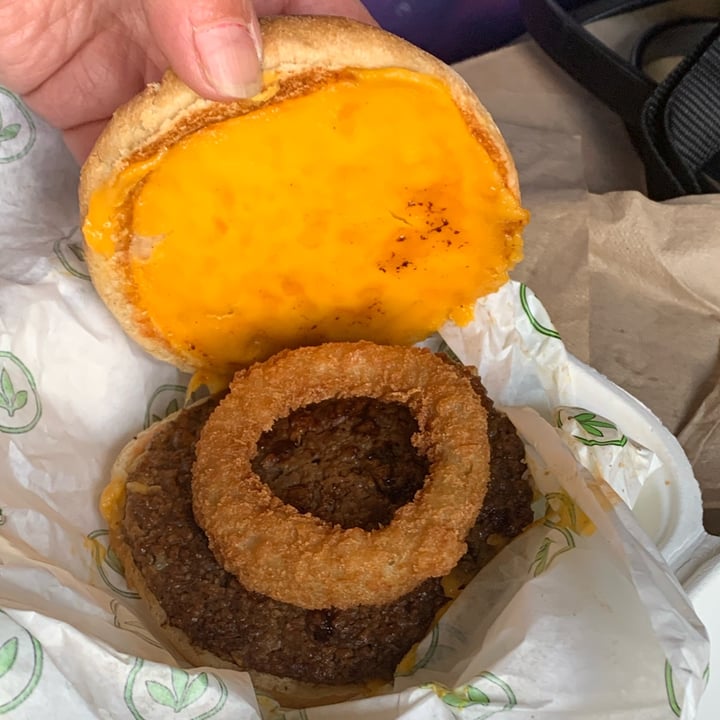 photo of Plant Power Fast Food cheeseburger shared by @unejanie on  09 Nov 2022 - review