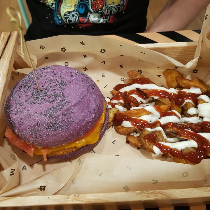 photo of Flower Burger purple cheesy shared by @fedevi on  10 Aug 2022 - review
