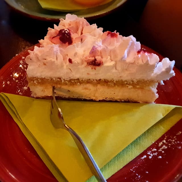 Foto del piatto “Redcurrant And Marzipan Cake”