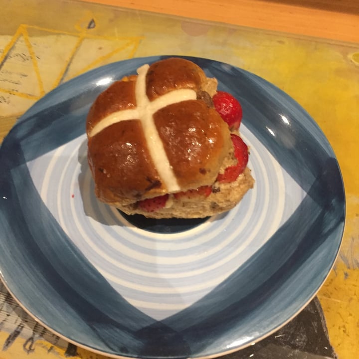 review photo of Woolworths Food Traditional Hot Cross Buns shared by @dianamiguel on 28 Jun 2021 - review