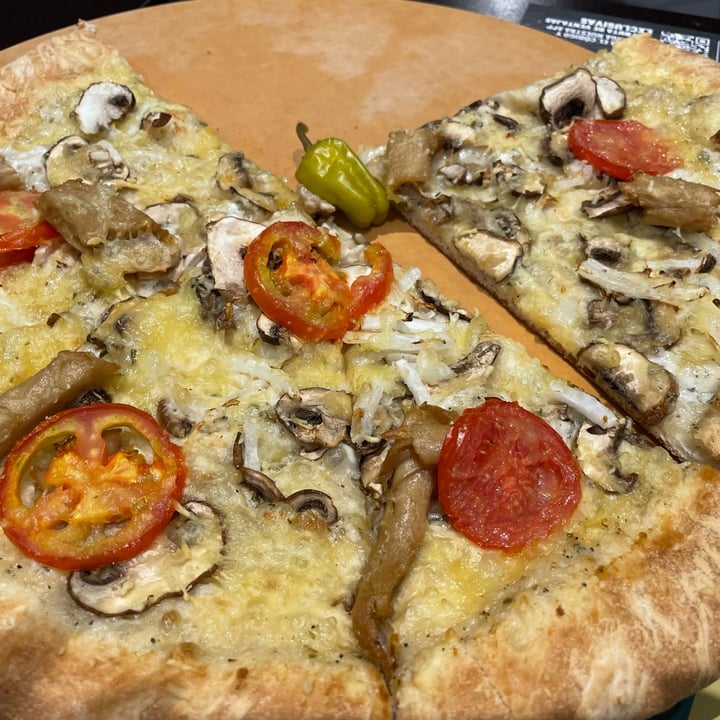 review photo of Papa John's Pizza Pizza Vegan Con Beyond Meat shared by @mareeavegfit on 30 Jun 2022 - review