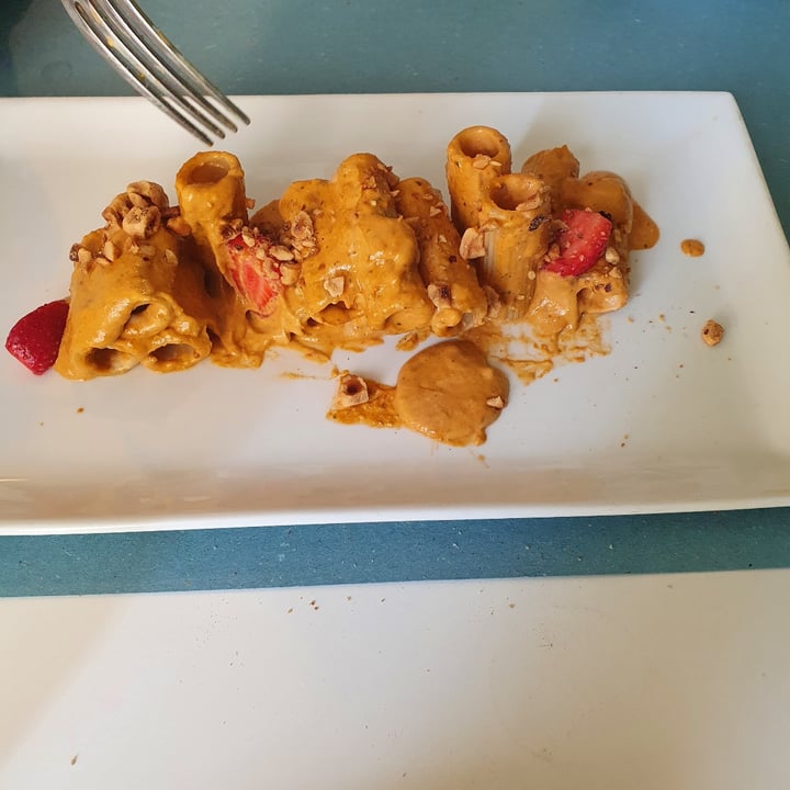 review photo of Ristorante La Casina di Alice rigatoni al pesto di pomodori secchi e fragole shared by @elenacelentano on 17 May 2022 - review