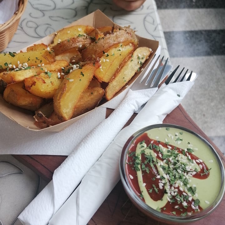 photo of Public & Vegan Kitchen Bled Fried potatoes with ketchup and guacamole shared by @micheladallavalle on  12 Aug 2022 - review
