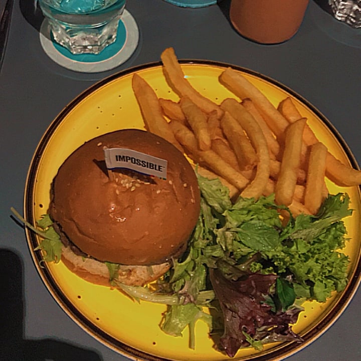 photo of Privé Jewel Changi Airport Impossible Burger shared by @estherenqi on  01 Dec 2021 - review