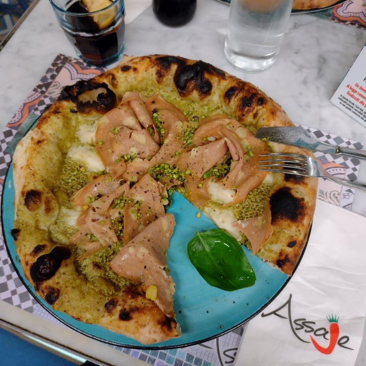 photo of Pizzeria Assaje Trieste Pistacchio E Mortadella Vegana shared by @giovannazoratto on  06 Apr 2022 - review