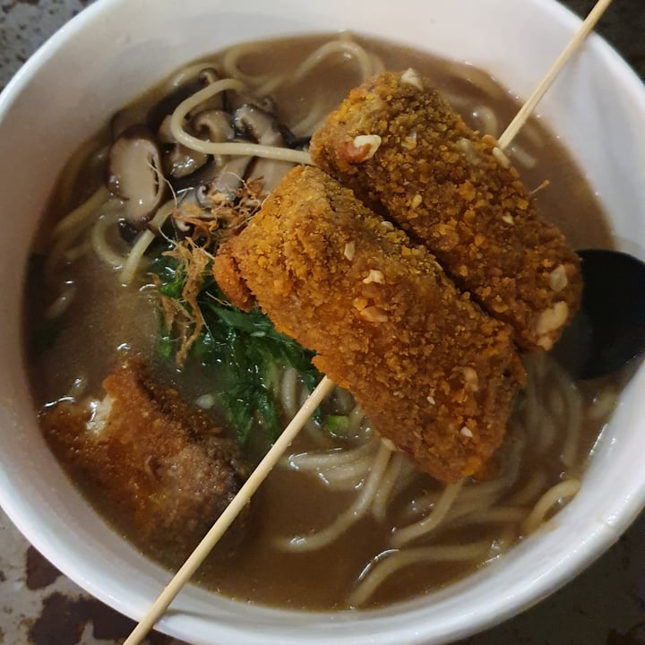 photo of KOI Dumplings Ramen shoyu ajo vegano con tofu shared by @veroflagitonte on  16 Apr 2022 - review