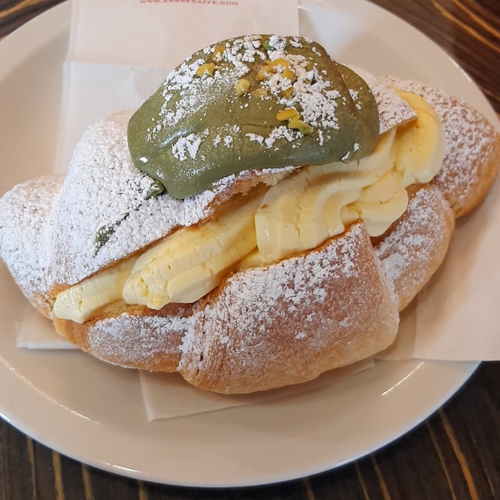 photo of Forno Pasticceria Antico Porto Cornetto Alla Crema Chantilly E Crema Di Pistacchio shared by @ale86 on  11 Mar 2022 - review