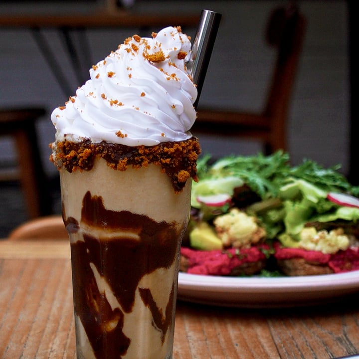 review photo of Manggis in Canggu Banana Chocolate Biscoff Milkshake shared by @veganbastard on 01 Dec 2021 - review
